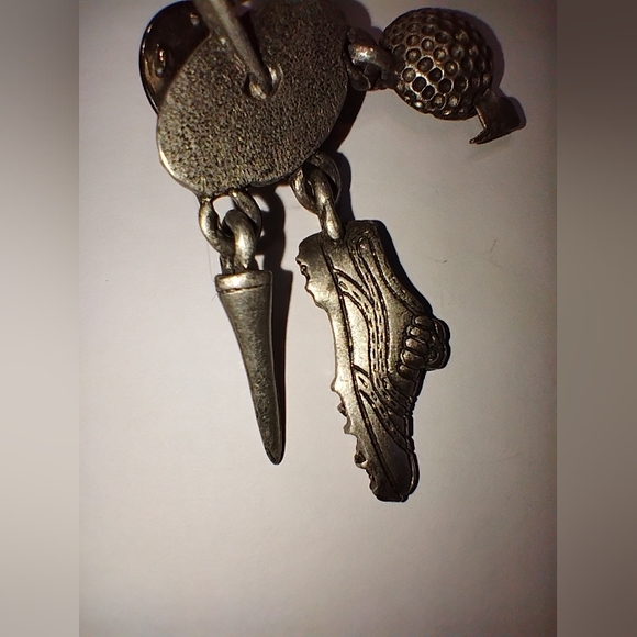 Pewter Coloured JJ Jonelle Jewelry Golf Themed Pin, Dangling Charms, Cute - Picture 3 of 6